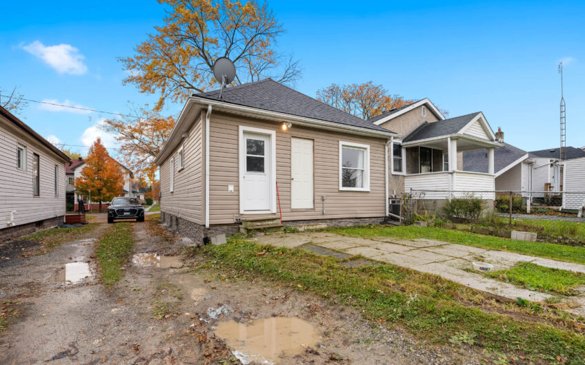 31 MAPLECREST AVE., ST. CATHARINES ON L2T 1A7